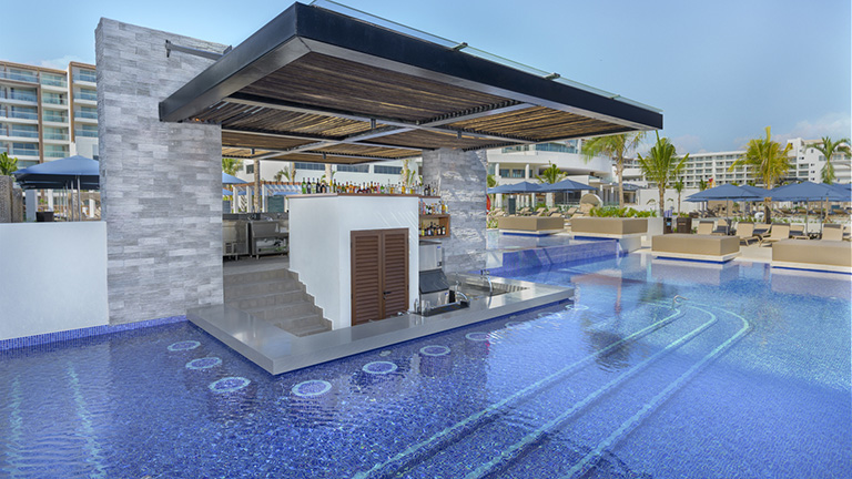 Diamond Club™ pool bar